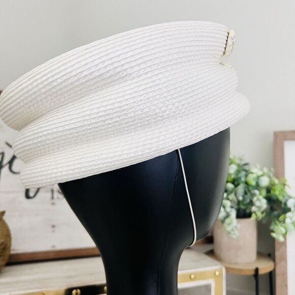 Gorgeous Vintage White 3 Button Embellished Round Hat - Derby Fascinator Church - Picture 4 of 7